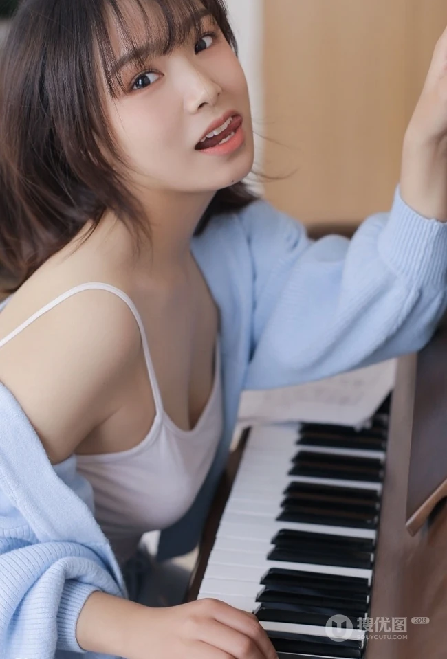 可爱俏皮文艺女孩蓝色毛衣贝雷帽快乐清新室内写真图片