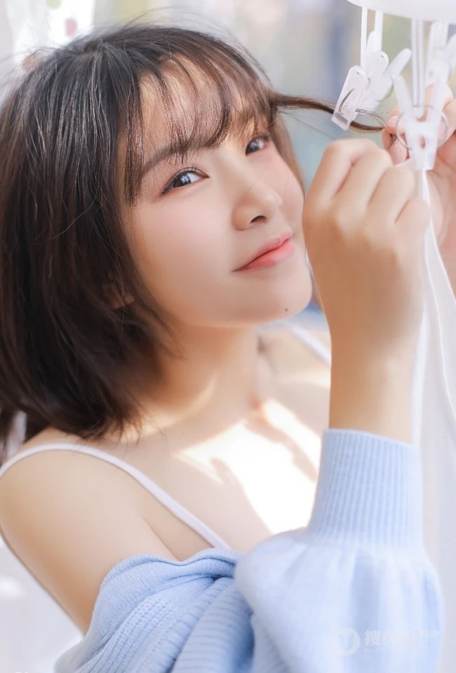 可爱俏皮文艺女孩蓝色毛衣贝雷帽快乐清新室内写真图片