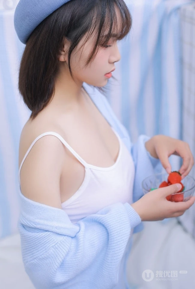 可爱俏皮文艺女孩蓝色毛衣贝雷帽快乐清新室内写真图片