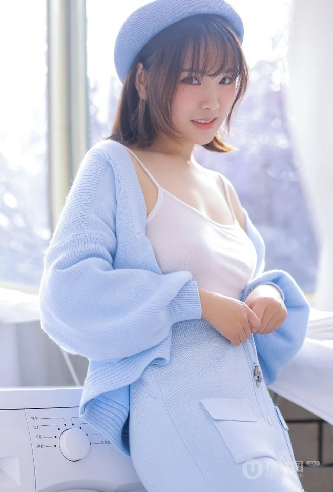 可爱俏皮文艺女孩蓝色毛衣贝雷帽快乐清新室内写真图片