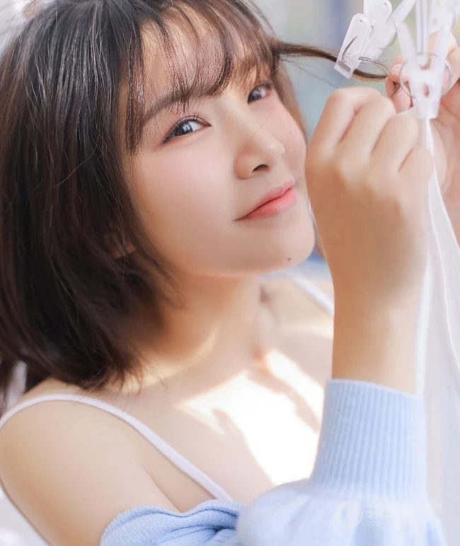 可爱俏皮文艺女孩蓝色毛衣贝雷帽快乐清新室内写真图片