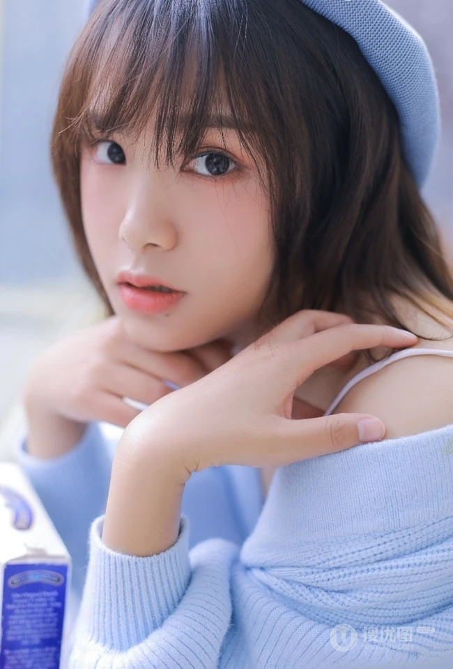 可爱俏皮文艺女孩蓝色毛衣贝雷帽快乐清新室内写真图片