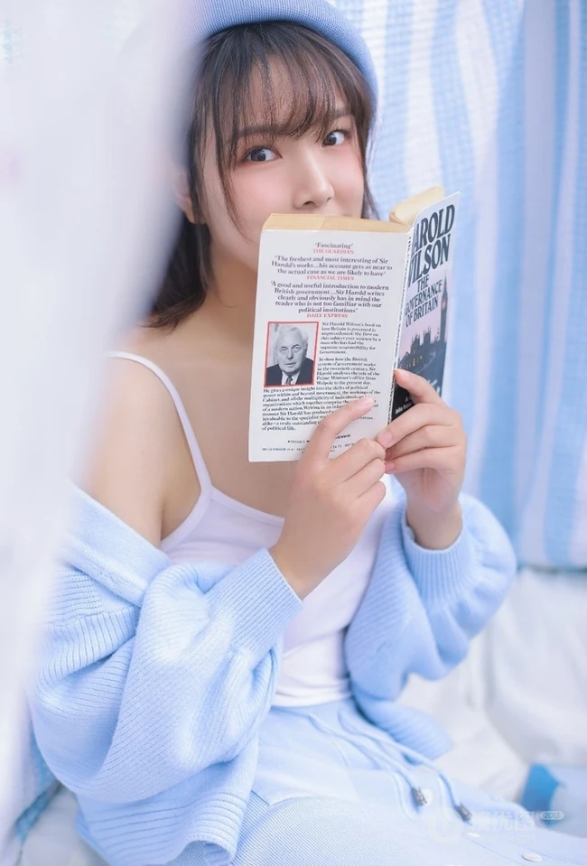可爱俏皮文艺女孩蓝色毛衣贝雷帽快乐清新室内写真图片