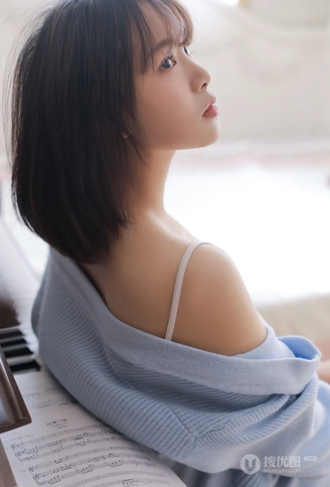 可爱俏皮文艺女孩蓝色毛衣贝雷帽快乐清新室内写真图片