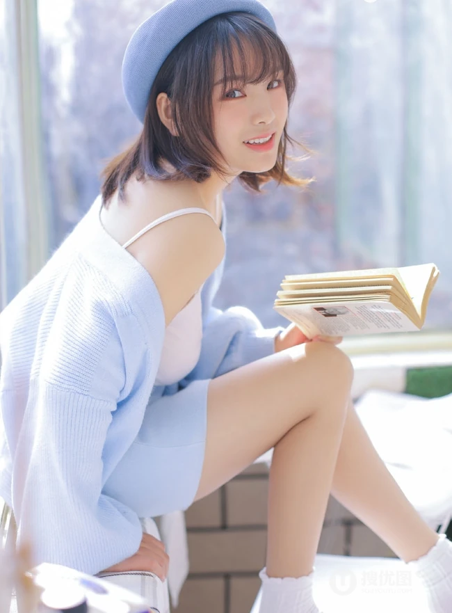 可爱俏皮文艺女孩蓝色毛衣贝雷帽快乐清新室内写真图片