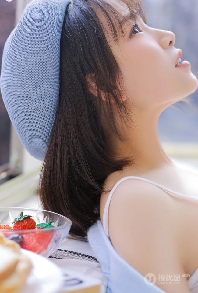 可爱俏皮文艺女孩蓝色毛衣贝雷帽快乐清新室内写真图片