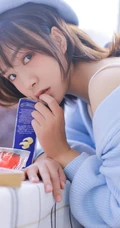可爱俏皮文艺女孩蓝色毛衣贝雷帽快乐清新室内写真图片