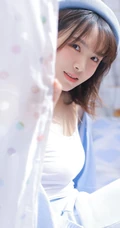 可爱俏皮文艺女孩蓝色毛衣贝雷帽快乐清新室内写真图片