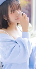 可爱俏皮文艺女孩蓝色毛衣贝雷帽快乐清新室内写真图片