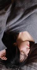 手里总是离不开各种小物件，清新苗条美丽女孩家里的一天