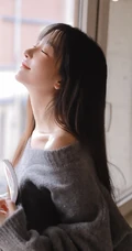 手里总是离不开各种小物件，清新苗条美丽女孩家里的一天
