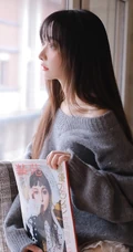 手里总是离不开各种小物件，清新苗条美丽女孩家里的一天