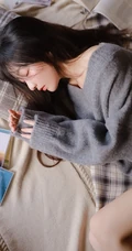 手里总是离不开各种小物件，清新苗条美丽女孩家里的一天