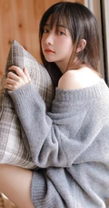 手里总是离不开各种小物件，清新苗条美丽女孩家里的一天