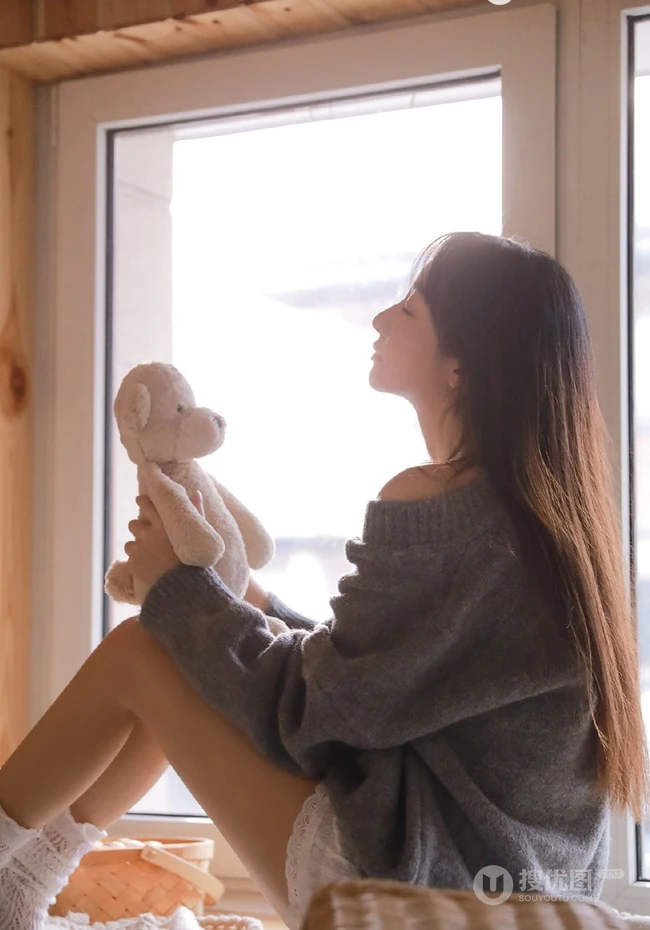 手里总是离不开各种小物件，清新苗条美丽女孩家里的一天