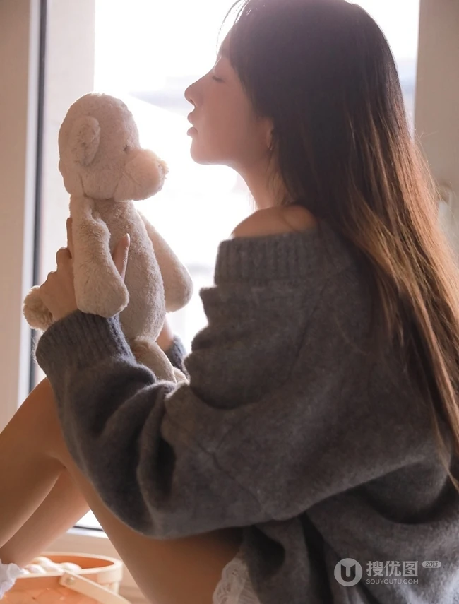 手里总是离不开各种小物件，清新苗条美丽女孩家里的一天