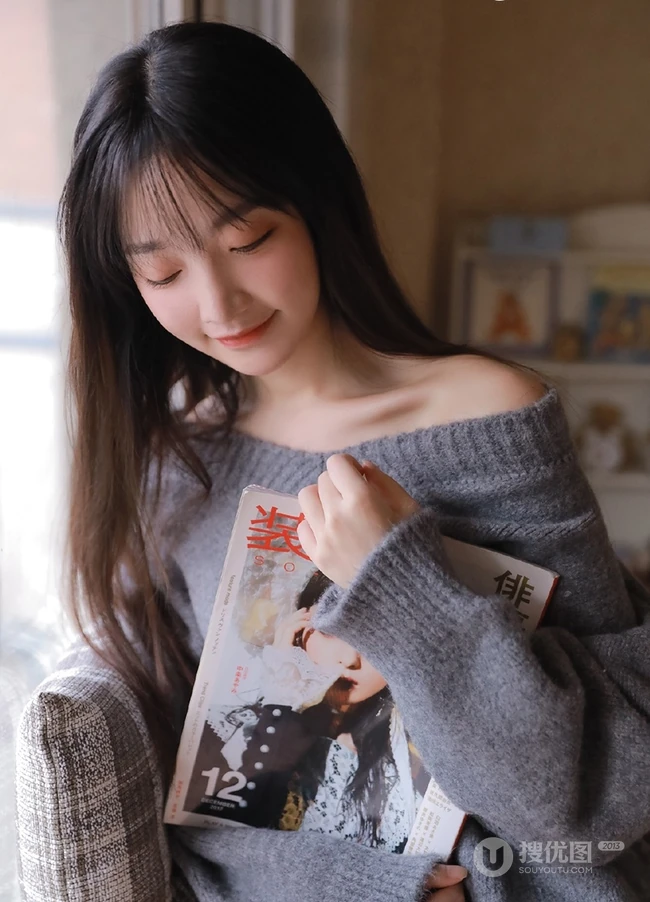 手里总是离不开各种小物件，清新苗条美丽女孩家里的一天
