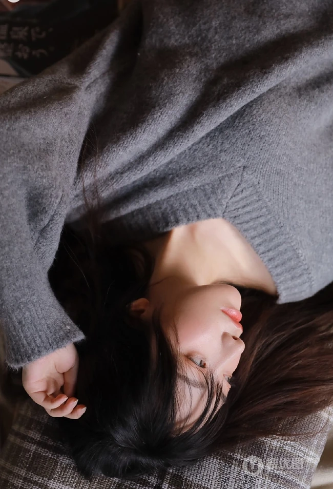 手里总是离不开各种小物件，清新苗条美丽女孩家里的一天