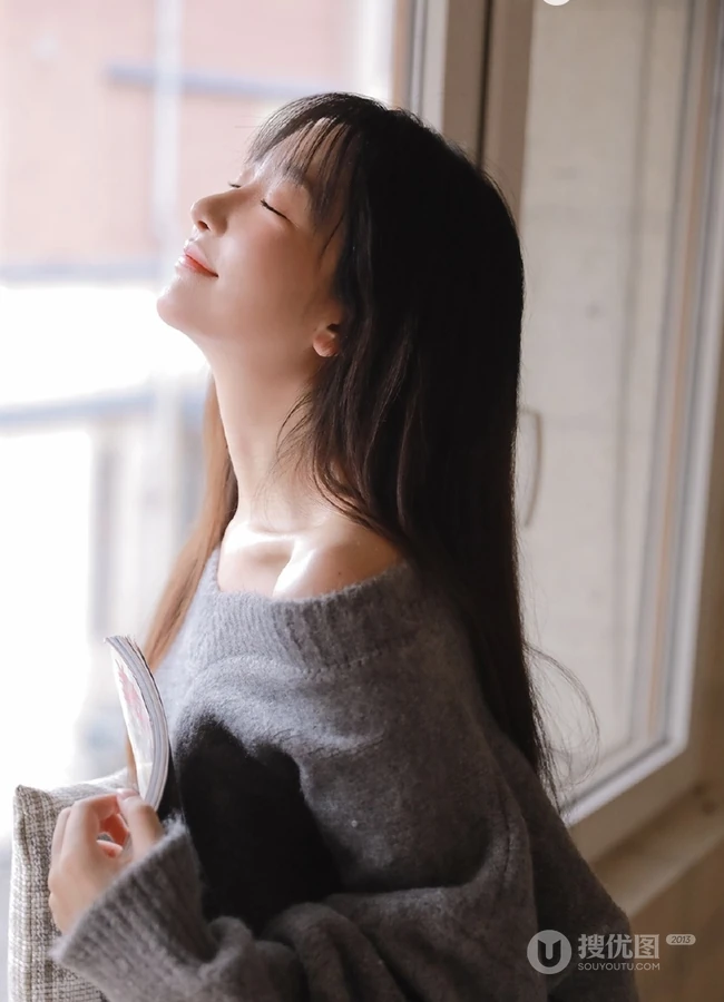 手里总是离不开各种小物件，清新苗条美丽女孩家里的一天