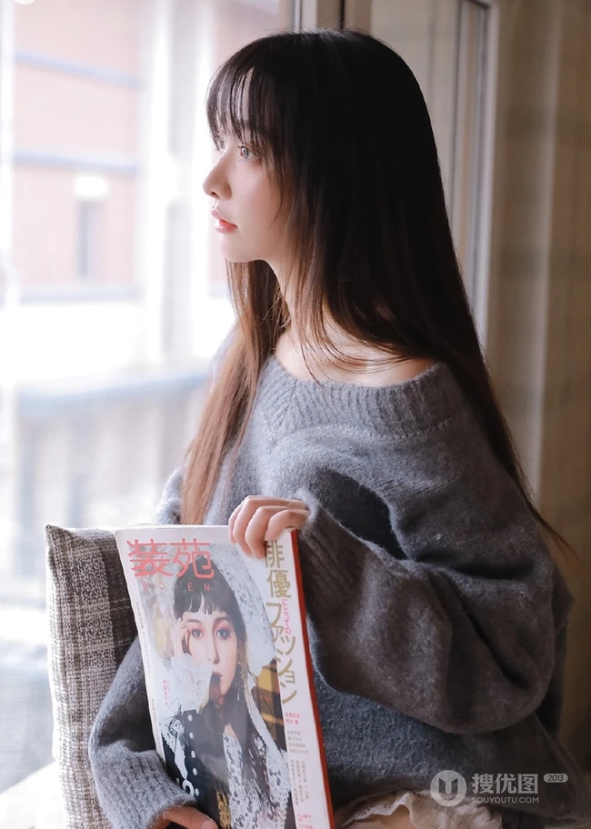 手里总是离不开各种小物件，清新苗条美丽女孩家里的一天