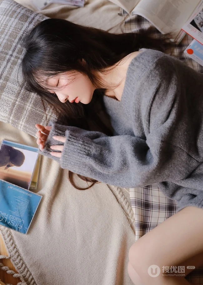 手里总是离不开各种小物件，清新苗条美丽女孩家里的一天