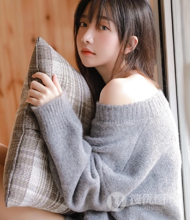 手里总是离不开各种小物件，清新苗条美丽女孩家里的一天
