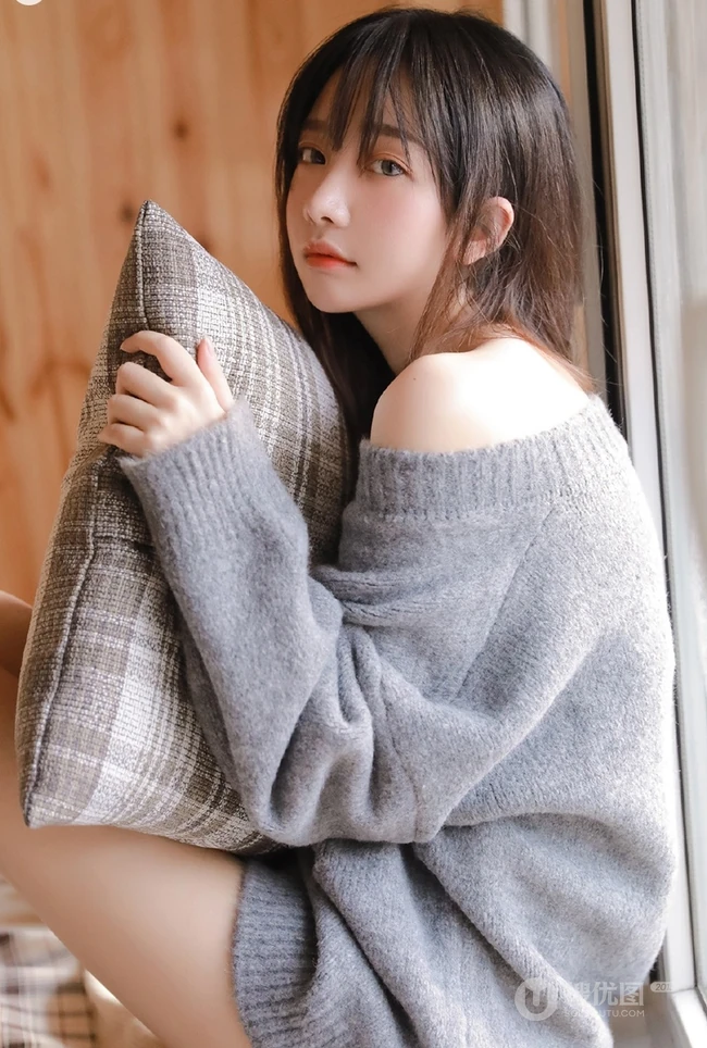 手里总是离不开各种小物件，清新苗条美丽女孩家里的一天