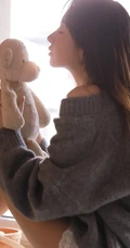 手里总是离不开各种小物件，清新苗条美丽女孩家里的一天