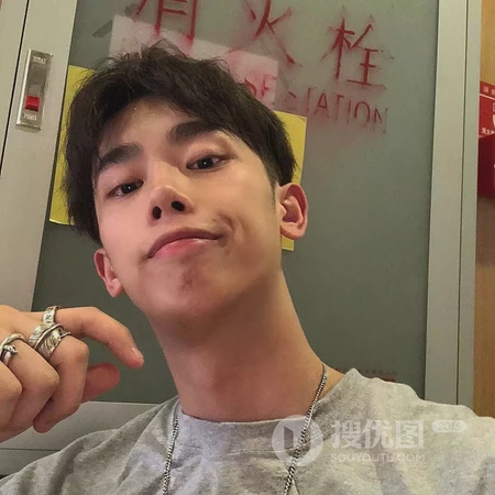 QQ帅气的男生头像图片免费下载