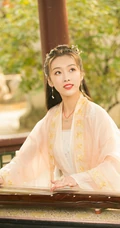 宣璐古装黄衣长裙造型，在凉亭下弹古筝优美写真图片