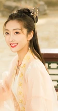 宣璐古装黄衣长裙造型，在凉亭下弹古筝优美写真图片
