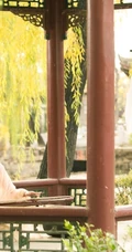 宣璐古装黄衣长裙造型，在凉亭下弹古筝优美写真图片