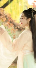宣璐古装黄衣长裙造型，在凉亭下弹古筝优美写真图片