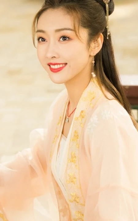 宣璐古装黄衣长裙造型，在凉亭下弹古筝优美写真图片