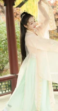 宣璐古装黄衣长裙造型，在凉亭下弹古筝优美写真图片