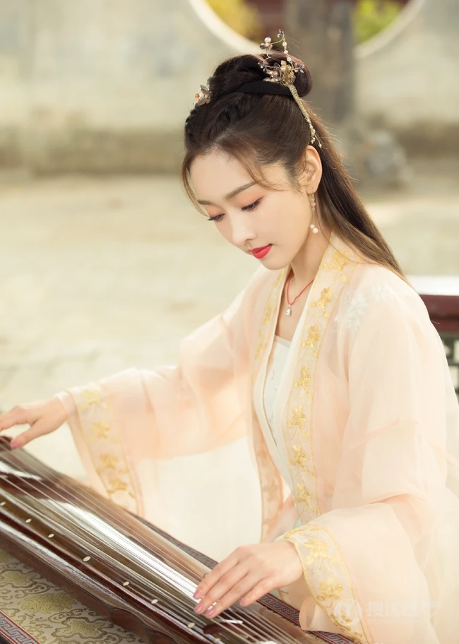 宣璐古装黄衣长裙造型，在凉亭下弹古筝优美写真图片