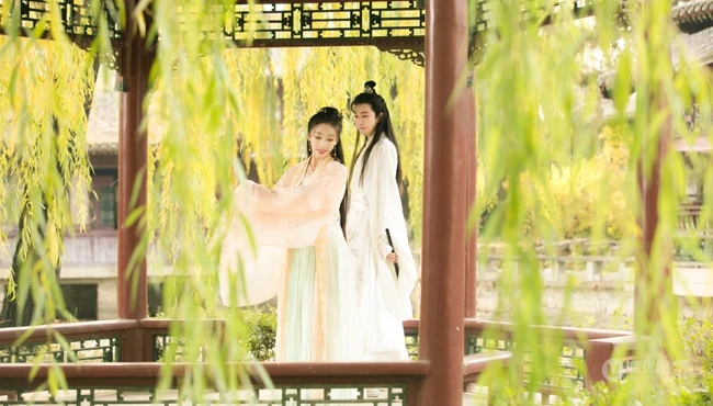 宣璐古装黄衣长裙造型，在凉亭下弹古筝优美写真图片