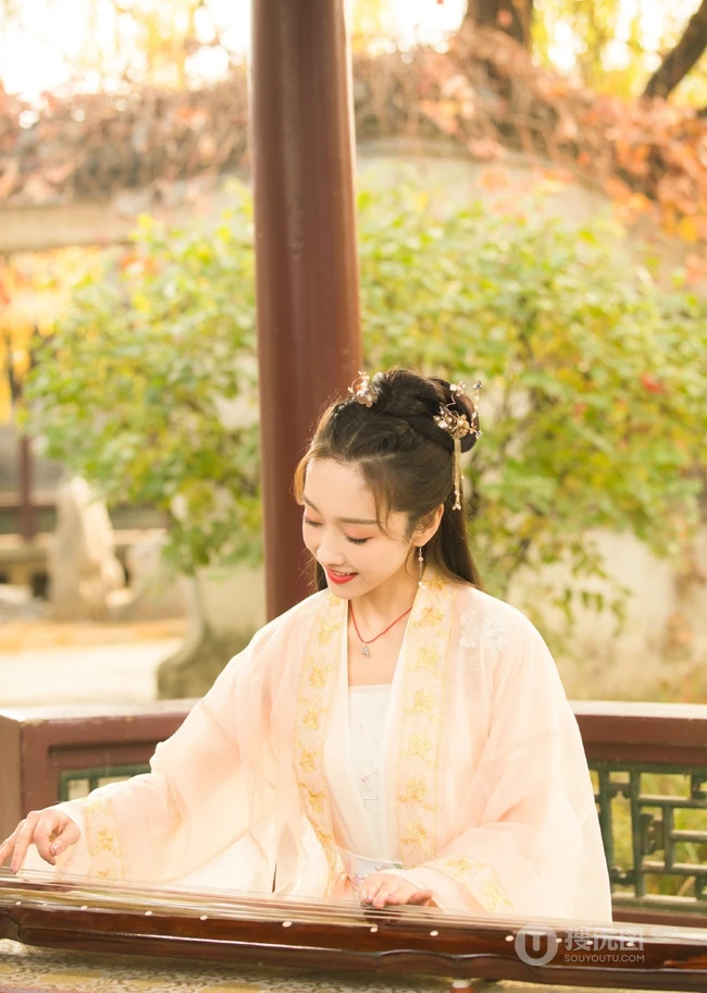 宣璐古装黄衣长裙造型，在凉亭下弹古筝优美写真图片