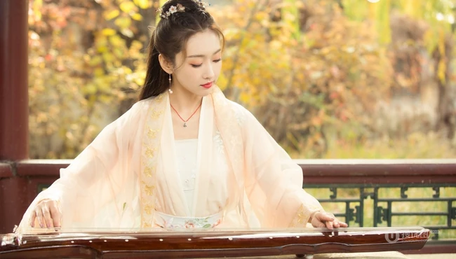 宣璐古装黄衣长裙造型，在凉亭下弹古筝优美写真图片