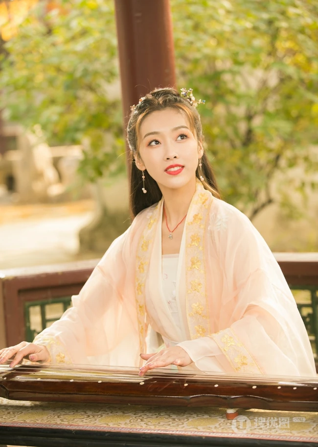 宣璐古装黄衣长裙造型，在凉亭下弹古筝优美写真图片