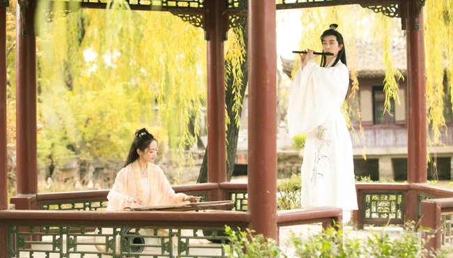 宣璐古装黄衣长裙造型，在凉亭下弹古筝优美写真图片
