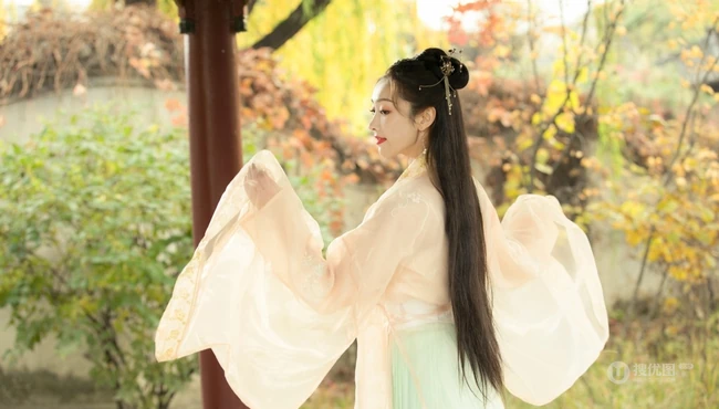 宣璐古装黄衣长裙造型，在凉亭下弹古筝优美写真图片