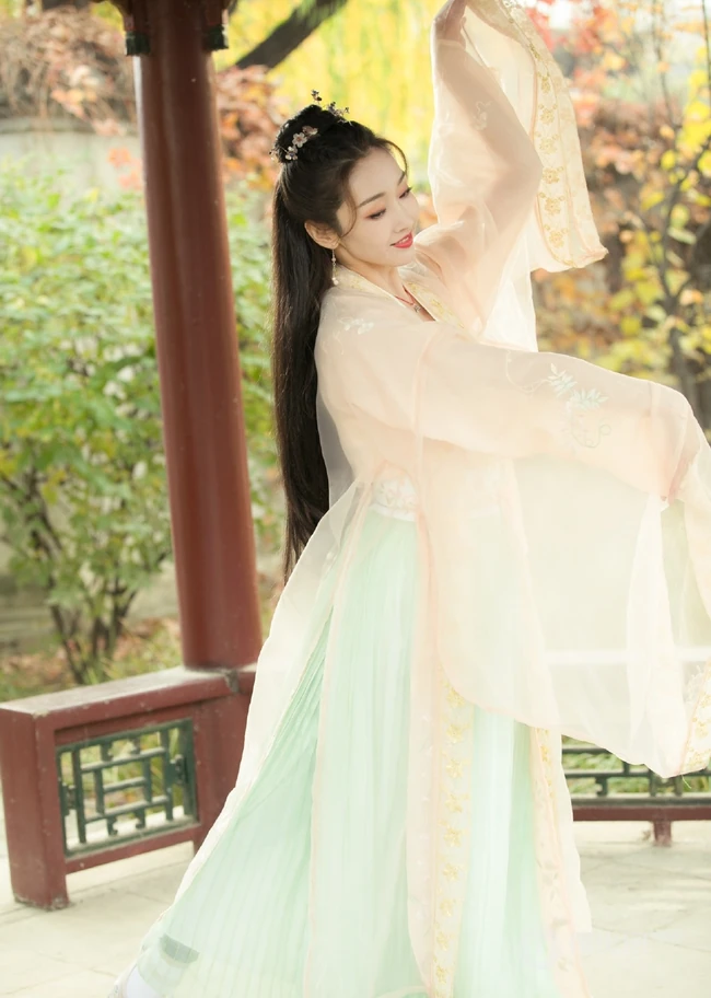 宣璐古装黄衣长裙造型，在凉亭下弹古筝优美写真图片