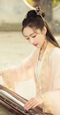 宣璐古装黄衣长裙造型，在凉亭下弹古筝优美写真图片