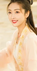宣璐古装黄衣长裙造型，在凉亭下弹古筝优美写真图片