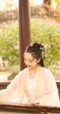 宣璐古装黄衣长裙造型，在凉亭下弹古筝优美写真图片
