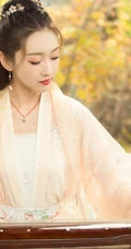 宣璐古装黄衣长裙造型，在凉亭下弹古筝优美写真图片