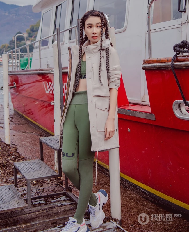 薛凯琪非主流个性造型现身户外街头《GoFashion路尚》杂志写真