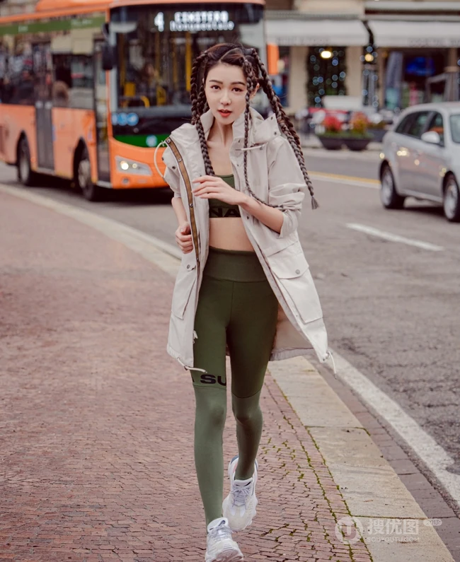 薛凯琪非主流个性造型现身户外街头《GoFashion路尚》杂志写真