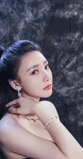 气质女星柳岩高扎马尾造型亮相，着礼裙黑裙气质十足